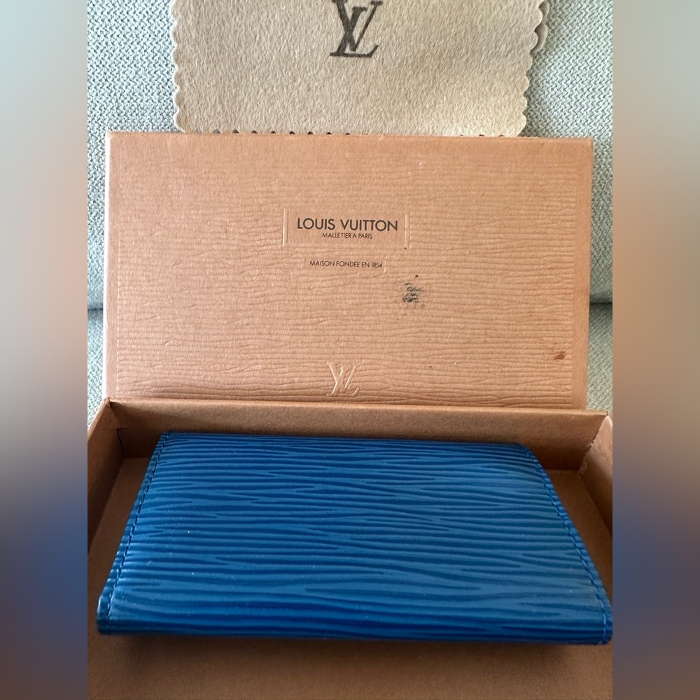Louis Vuitton Epi Blue 4 Key Case - Picture 2 of 7